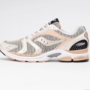 Saucony ProGrid Triumph 4 Cream Tan | Unisex Size 8 | Pearly Y2K OG Retro Runner
